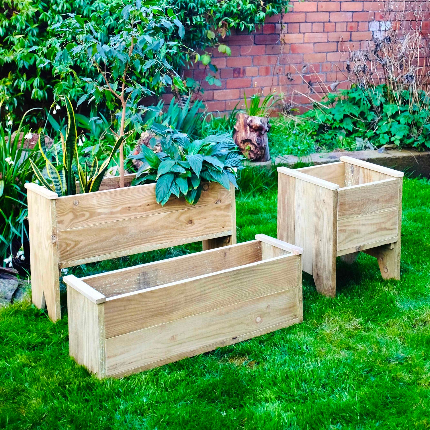 Group photo of our garden planters of varying sizes. These planters are from our Somerset Collection.